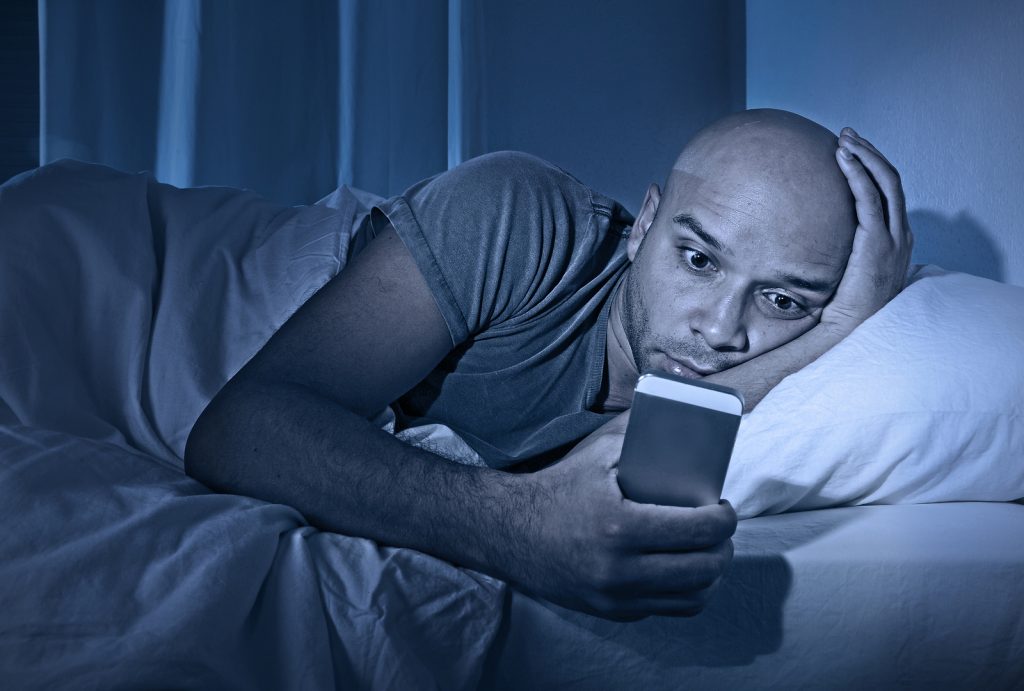 Utiliser son smartphone le soir est une source d'insomnie...